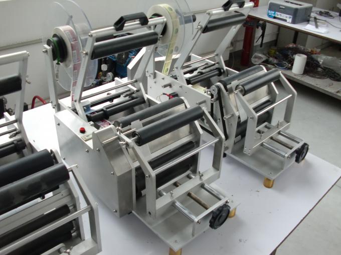 स्वयं चिपकने वाला स्टीकर गोल बोतल स्वचालित लेबलिंग मशीन 220V