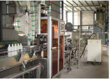 पीवीसी और पीईटी बोतलों के लिए वाटरप्रूफ और रस्टप्रूफ सिकुड़ आस्तीन लेबल मशीन