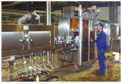 पीवीसी और पीईटी बोतलों के लिए वाटरप्रूफ और रस्टप्रूफ सिकुड़ आस्तीन लेबल मशीन