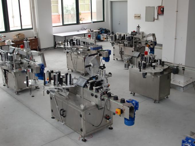 स्क्वायर बोतल डबल साइड क्षैतिज लेबलिंग मशीन नियमित या अनियमित कंटेनर