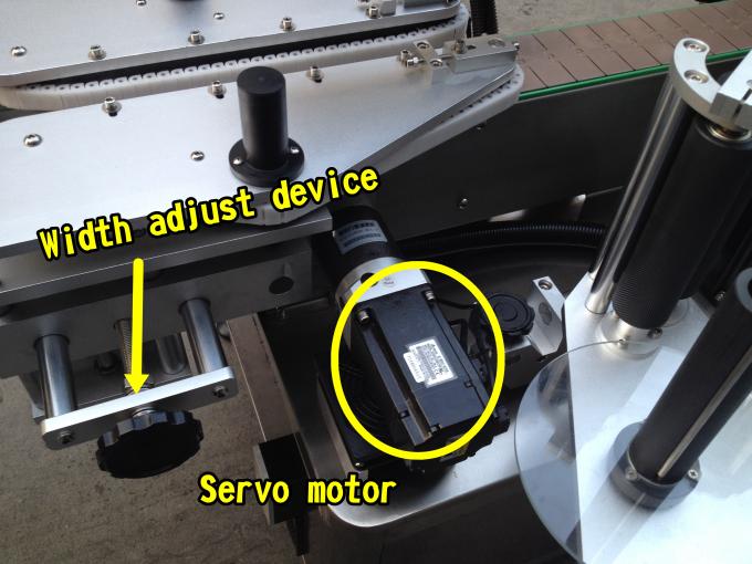 उच्च गति गर्म पिघल गोंद के लिए Opp बोतल स्वचालित स्टीकर एप्लीकेटर मशीन