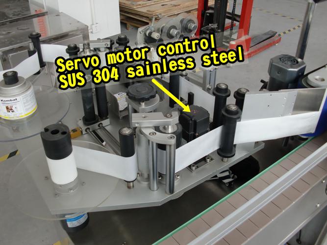 स्टीकर स्वयं चिपकने के लिए 5 गैलन कैप डबल पक्षीय स्वचालित लेबलिंग मशीन