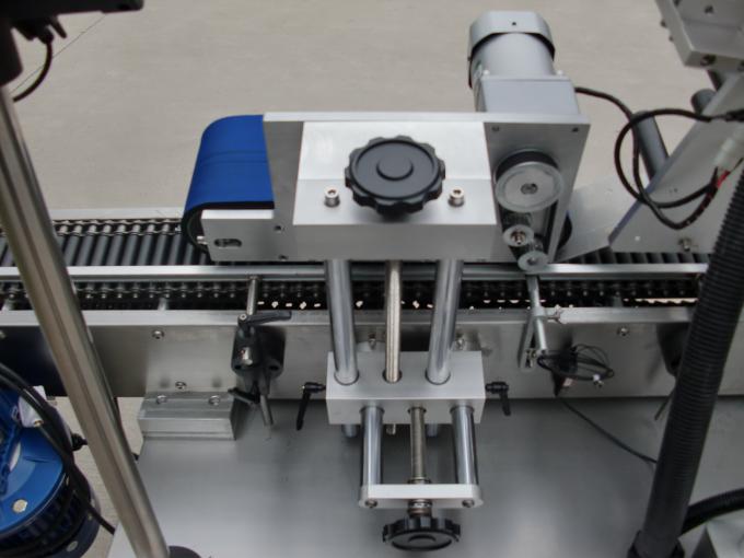 सौंदर्य प्रसाधनों के लिए उच्च गति छोटे गोल डिब्बे लेबल चिपकने वाली मशीन, आंख काली बोतल लेबल स्टीकर मशीन