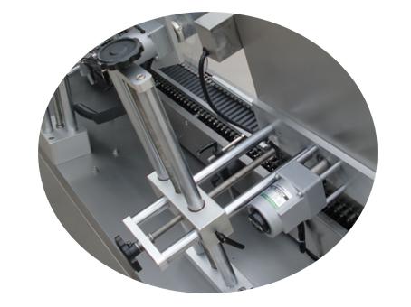 कागज ट्यूब लेबलिंग मशीन 500 रोलर स्वयं चिपकने वाला कपड़े स्टीकर लेबल रखना