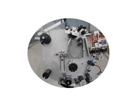 कागज ट्यूब लेबलिंग मशीन 500 रोलर स्वयं चिपकने वाला कपड़े स्टीकर लेबल रखना