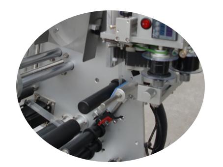 10 ml छोटी बोतल लेबलिंग मशीन सर्टिफिकेट डबल लेयर लेबल स्टीकर के साथ