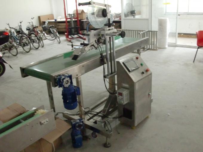 पेजिंग मशीन खिला वस्तुओं के साथ तालिका के शीर्ष स्वयं चिपकने वाला स्टीकर फ्लैट सतह लेबल applicator