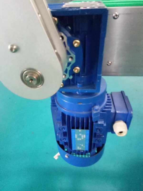 SUS304 कैबिनेट व्यक्तिगत देखभाल उत्पादों के साथ दो पक्षों स्क्वायर बोतल स्टीकर लेबलिंग मशीन