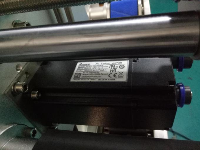 SUS304 कैबिनेट व्यक्तिगत देखभाल उत्पादों के साथ दो पक्षों स्क्वायर बोतल स्टीकर लेबलिंग मशीन