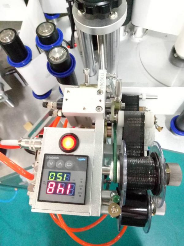 पेजिंग डिवाइस और कोडिंग मशीन के साथ स्वचालित डबेल साइड स्टिकर लेबलिंग लेबल