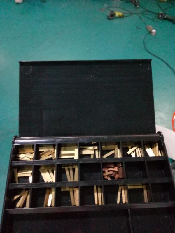 पेजिंग डिवाइस और कोडिंग मशीन के साथ स्वचालित डबेल साइड स्टिकर लेबलिंग लेबल