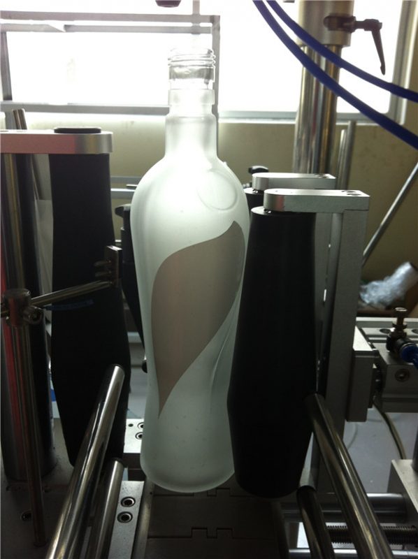 पेय उद्योग गोल बोतल स्टिकर लेबलिंग मशीन इलेक्ट्रिक प्रेरित प्रकार