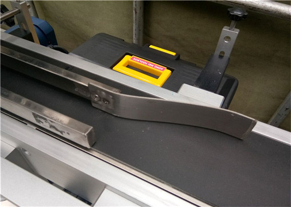 बोतल / जार / कंटेनर के लिए स्वचालित शीर्ष लेबलिंग मशीन