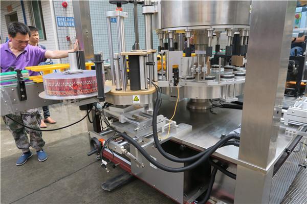 सीई रोटरी स्टीकर लेबलिंग मशीन एकल पूर्ण स्वचालित बोतल विंग