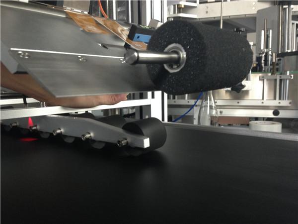 पीएलसी टच स्क्रीन स्वचालित स्टीकर लेबलिंग मशीन कॉमिक कीटनाशक / कार्टन मास्क