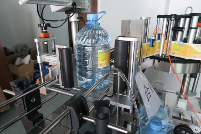 5L पीने के पानी की गोल बोतल स्टीकर लेबलिंग मशीन, स्वयं चिपकने वाला लेबल चिपके मशीनरी