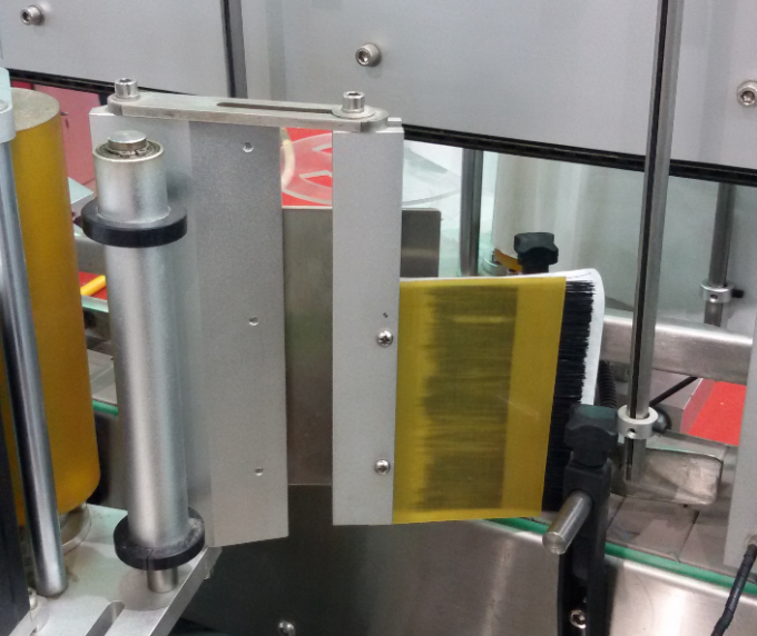 CE प्रमाण पत्र के साथ अप-प्रेस तंत्र शीर्ष बोतलें स्वचालित बोतल लेबलर मशीन