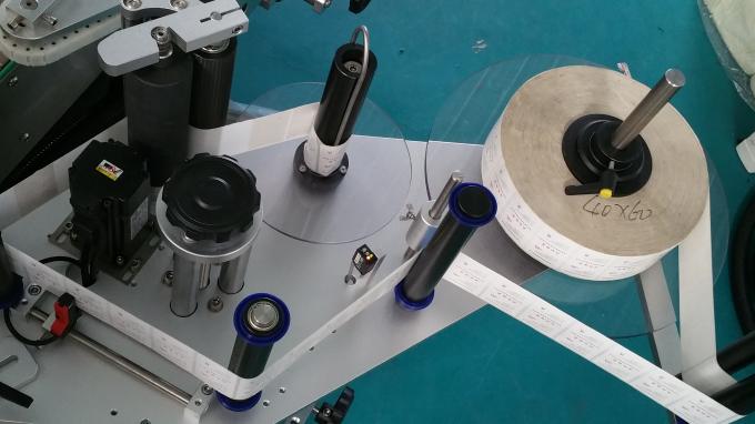 25kg जार स्क्वायर बोतल स्टीकर एप्लिकेटर मशीन, दूध पिलाने की बोतलों के साथ लेबलिंग मशीन स्थिर गति