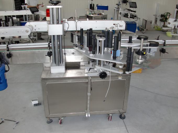 प्लास्टिक और कांच की बोतलें PLC नियंत्रण स्वचालित डबल साइड स्टिकर लेबलिंग मशीन सर्वो मोटर