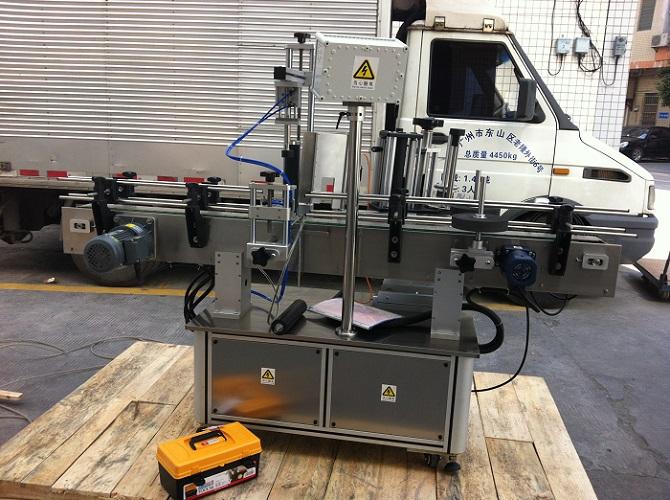 चिपकने वाला लेबल के लिए उच्च परिशुद्धता दोहरी लेबल गोल बोतल स्टिकर लेबलिंग मशीन