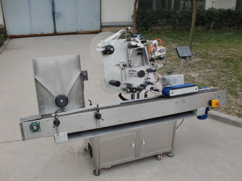 इलेक्ट्रॉनिक्स आपूर्तिकर्ता के लिए चीन कन्वेयर मोटर HY ब्रांड शीशी लेबलिंग मशीन, 7 वीं बैटरी लेबल स्टीकर मशीन