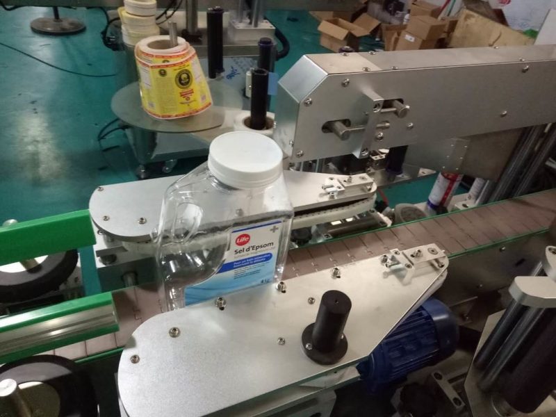 व्यक्तिगत देखभाल उत्पादों के साथ चीन SUS304 कैबिनेट दो पक्षों स्क्वायर बोतल स्टीकर लेबलिंग मशीन आपूर्तिकर्ता