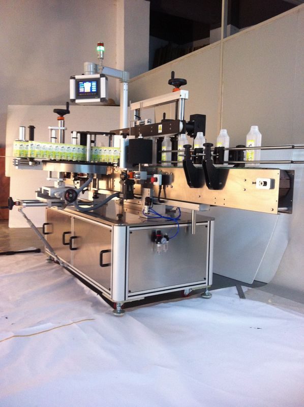 चीन पेय बोतल बोतल लेबलिंग मशीन डबल पक्षीय स्टीकर लेबलर आपूर्तिकर्ता