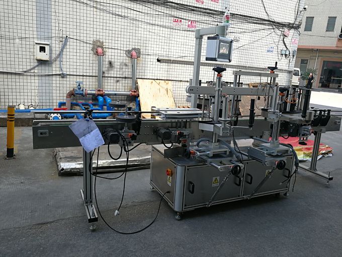 तीन लेबल स्वयं चिपकने वाला लेबलिंग मशीन 110V / 380V वोल्टेज